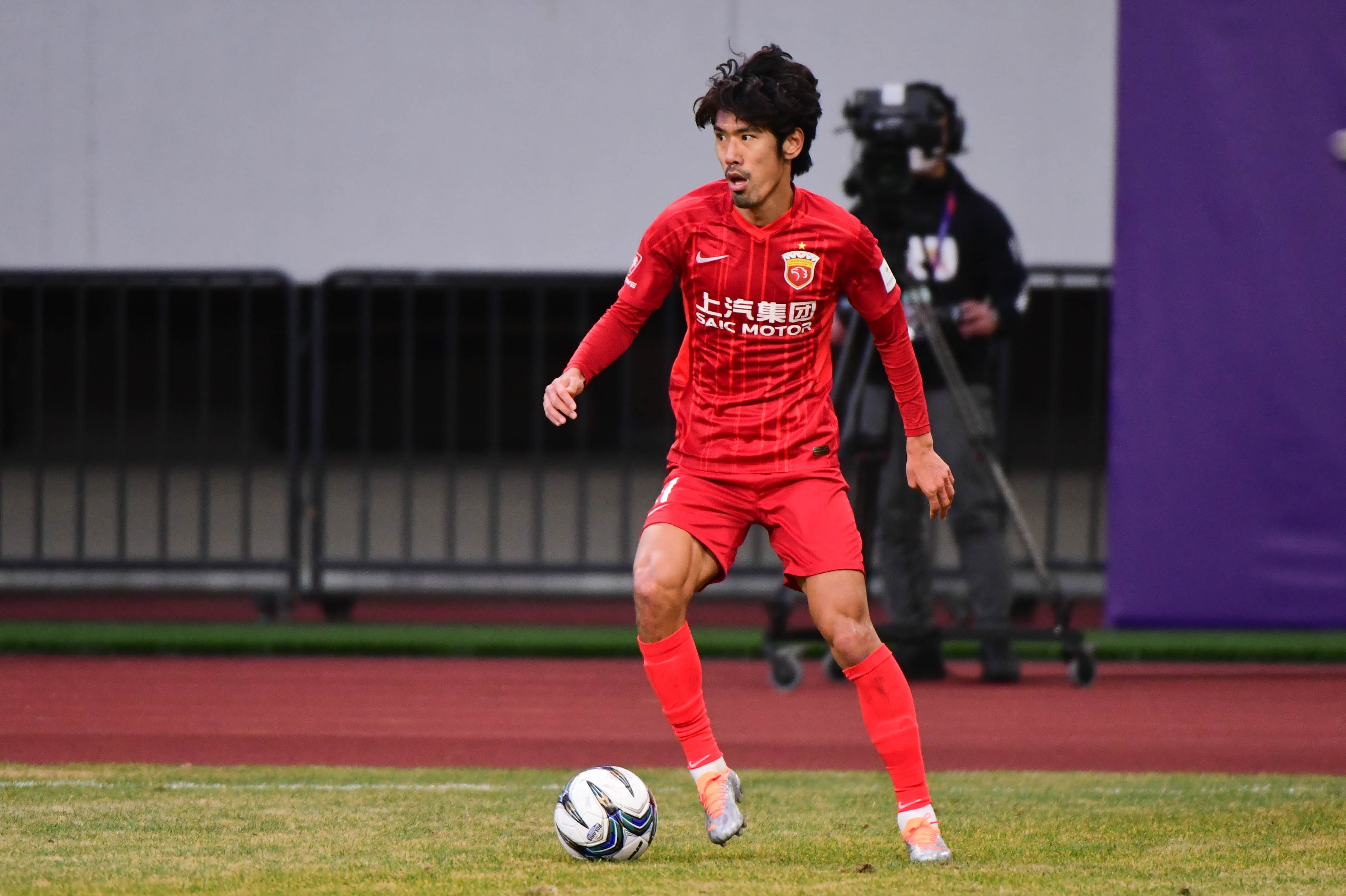 欧冠直播-吕文君谈退役：真要踢也还能踢，但海港愿在青训岗位培养年轻教练