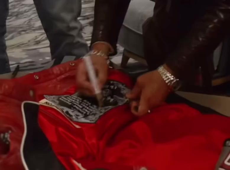 咪咕体育直播-时装设计师Jeff Hamilton送杨瀚森专属夹克 库里和利拉德也收到过